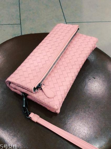 bv葆蝶家包包一般多少錢？意大利經(jīng)典品牌