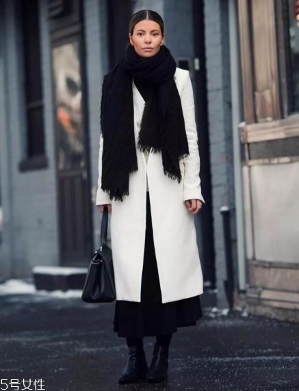 冬季半身裙怎么搭配？這樣穿時(shí)尚又藏肉