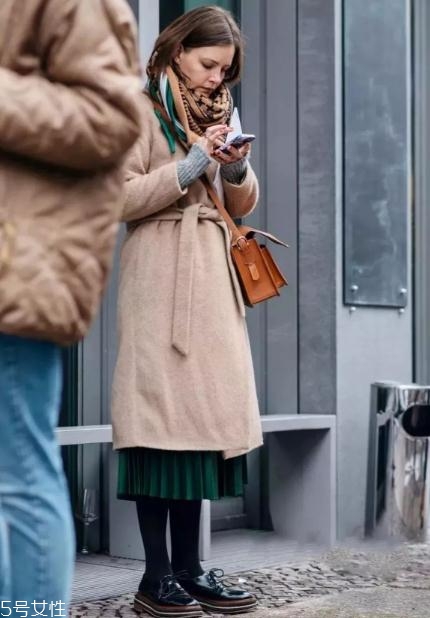 冬季半身裙怎么搭配？這樣穿時(shí)尚又藏肉