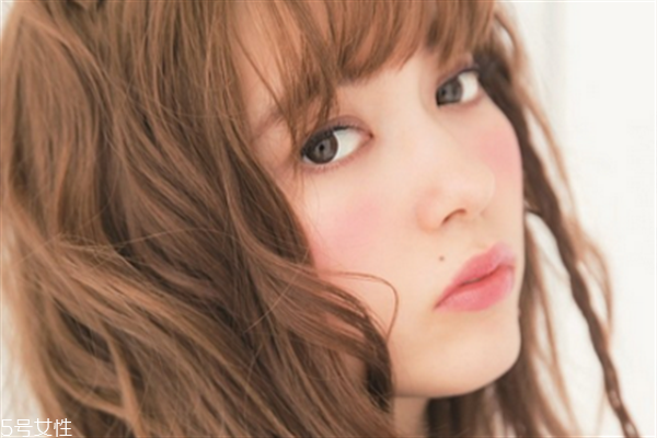 腮紅過期了還能用嗎？腮紅刷的使用要點(diǎn)