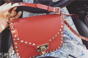 華倫天奴包包一般多少錢？女明星爭奇斗艷全靠它