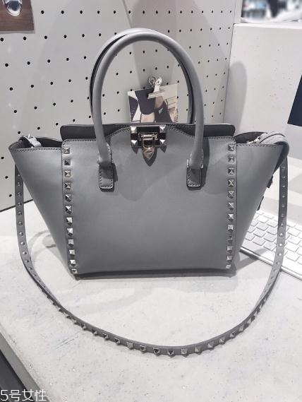 華倫天奴包包一般多少錢？女明星爭奇斗艷全靠它