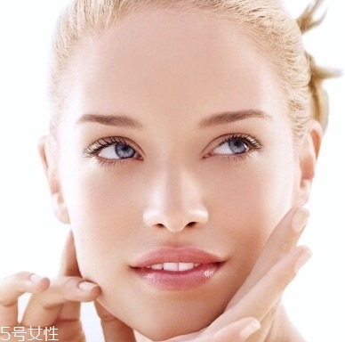 氣墊腮紅和傳統(tǒng)腮紅哪個(gè)好？五種膚色適合的顏色