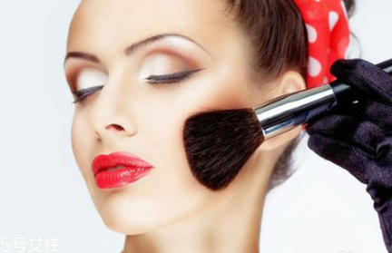 腮紅過期了還能用嗎？腮紅刷的使用要點(diǎn)