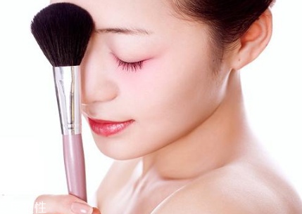 腮紅過期了還能用嗎？腮紅刷的使用要點(diǎn)