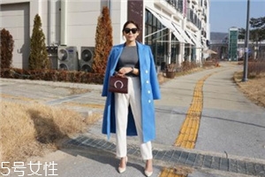 藍(lán)色大衣搭配什么包包？為你凹足造型感
