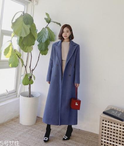 藍(lán)色大衣搭配什么包包？為你凹足造型感