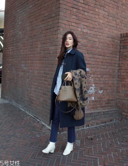 藍(lán)色大衣搭配什么包包？為你凹足造型感