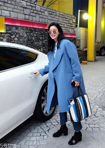 藍(lán)色大衣搭配什么包包？為你凹足造型感