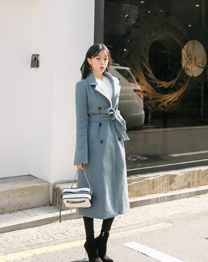 藍(lán)色大衣搭配什么包包？為你凹足造型感