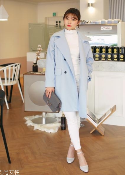藍(lán)色大衣搭配什么包包？為你凹足造型感
