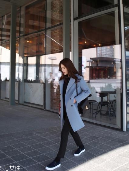 藍(lán)色大衣搭配什么包包？為你凹足造型感