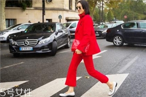 大紅色包包怎么搭配？新年就要紅紅火火