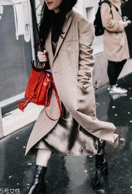 大紅色包包怎么搭配？新年就要紅紅火火