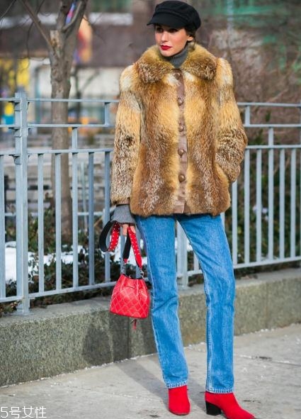 大紅色包包怎么搭配？新年就要紅紅火火