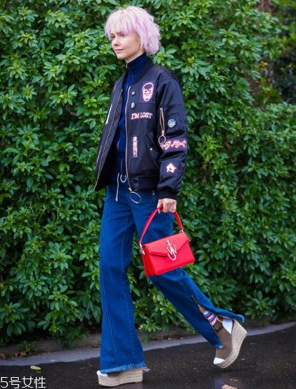 大紅色包包怎么搭配？新年就要紅紅火火