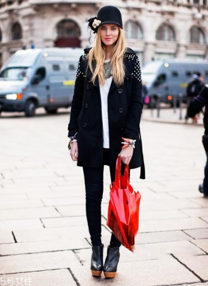 大紅色包包怎么搭配？新年就要紅紅火火