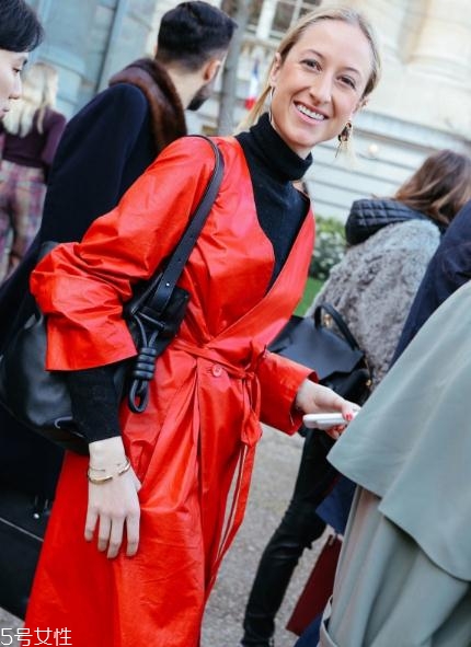 大紅色外套配什么顏色打底衫？四款顏色搭配照亮冬季