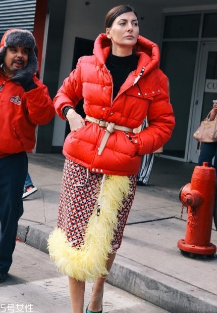 大紅色外套配什么顏色打底衫？四款顏色搭配照亮冬季