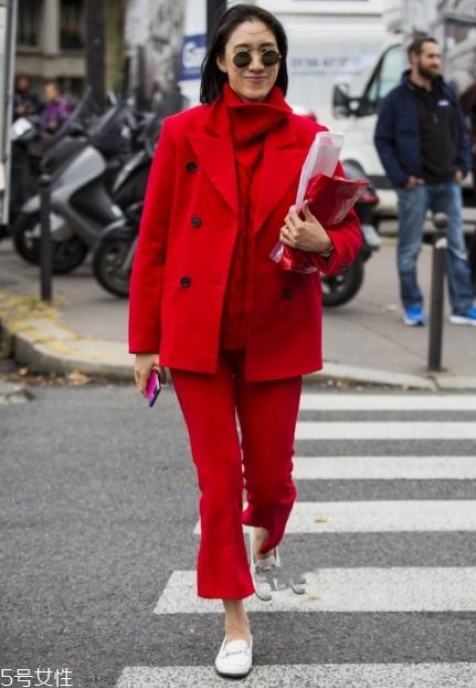 大紅色外套配什么顏色打底衫？四款顏色搭配照亮冬季