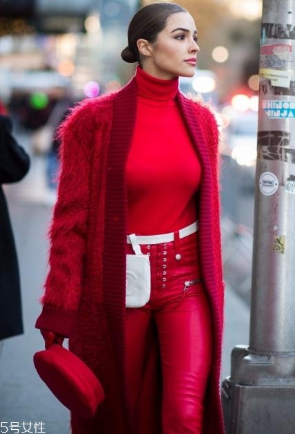 大紅色外套配什么顏色打底衫？四款顏色搭配照亮冬季