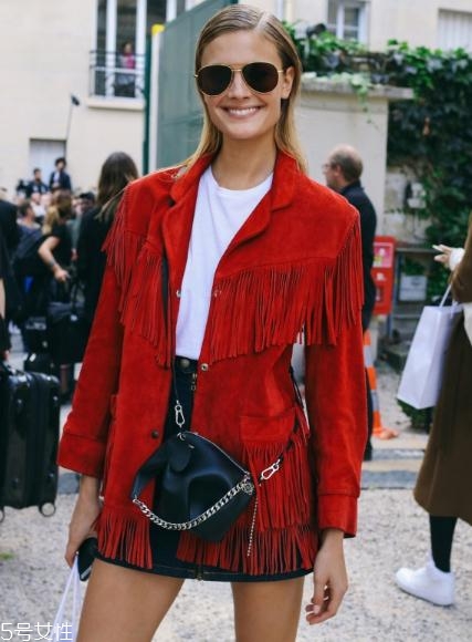 大紅色外套配什么顏色打底衫？四款顏色搭配照亮冬季