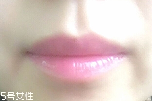 菲詩(shī)小鋪唇膏04薰衣草試色 溫柔粉適合日常妝 菲詩(shī)小鋪唇膏04薰衣草試色 溫柔粉適合日常妝