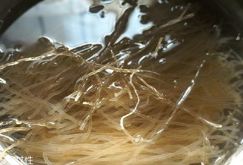 粉條用熱水泡還是涼水 粉條泡制小技巧 粉條用熱水泡還是涼水 粉條泡制小技巧