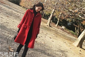 大紅色大衣配什么顏色毛衣？新年就要中國(guó)紅