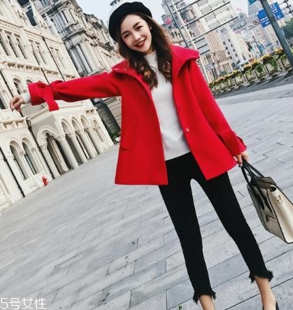大紅色大衣配什么顏色毛衣？新年就要中國(guó)紅