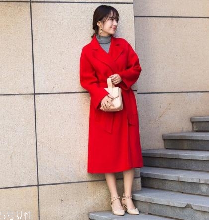 大紅色大衣配什么顏色毛衣？新年就要中國(guó)紅