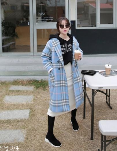 藍色大衣里面搭配什么？這樣穿更優(yōu)雅