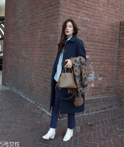藍色大衣里面搭配什么？這樣穿更優(yōu)雅