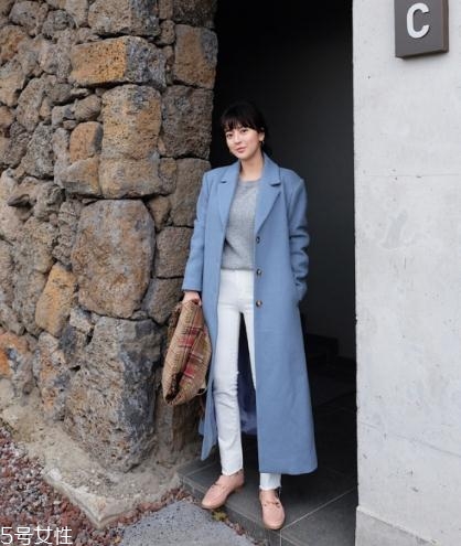 藍色大衣里面搭配什么？這樣穿更優(yōu)雅