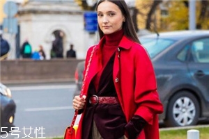 大紅色大衣里面要配什么好看？不同內(nèi)搭不同風(fēng)格