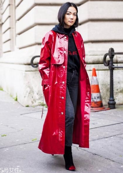 大紅色大衣里面要配什么好看？不同內(nèi)搭不同風(fēng)格