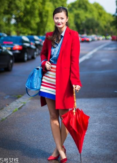 大紅色大衣里面要配什么好看？不同內(nèi)搭不同風(fēng)格
