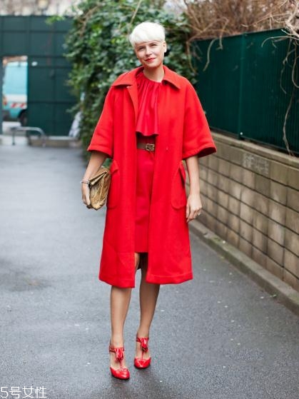 大紅色大衣里面要配什么好看？不同內(nèi)搭不同風(fēng)格