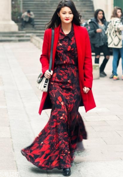 大紅色大衣里面要配什么好看？不同內(nèi)搭不同風(fēng)格