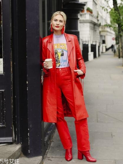 大紅色大衣里面要配什么好看？不同內(nèi)搭不同風(fēng)格