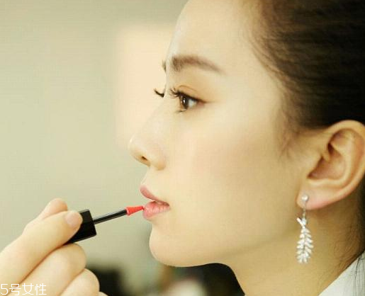 香奈兒唇釉738好看嗎？香奈兒唇釉738試色