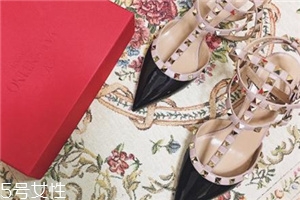 華倫天奴鉚釘鞋多少錢？腳尖上的春意盎然