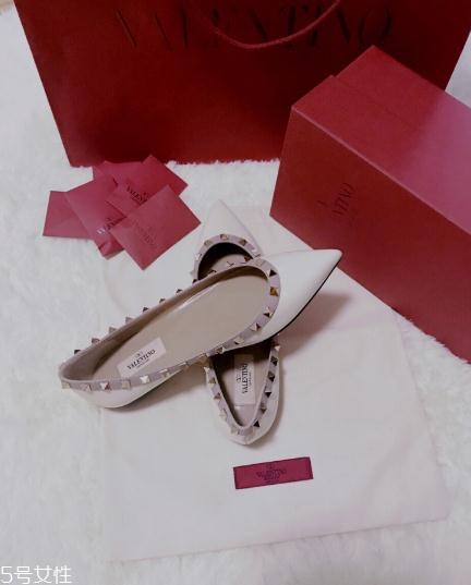 華倫天奴鉚釘鞋偏碼嗎？名媛最愛的銷量王