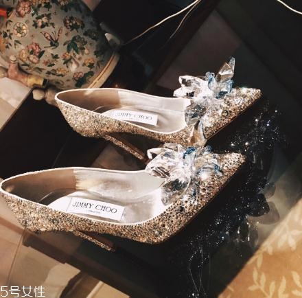 jimmy choo是哪個(gè)國(guó)家的牌子？每個(gè)女人都應(yīng)該擁有的高跟鞋