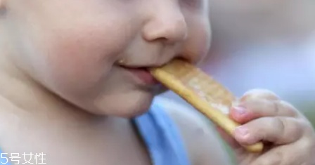 磨牙是因?yàn)槭芰宋亢⒆拥男睦頎顩r也會(huì)導(dǎo)致磨牙