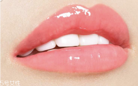 香奈兒可可小姐唇露748什么色？香奈兒水晶糖光透唇釉全試色