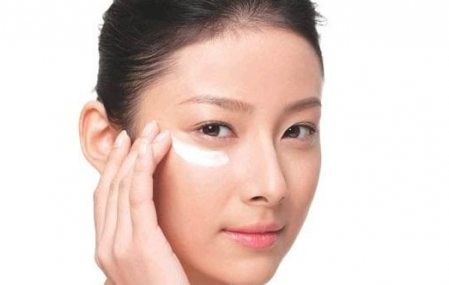 香奈兒山茶花眼霜好用嗎？香奈兒眼霜使用方法