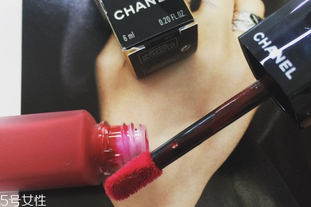 香奈兒炫亮魅力印記唇釉哪個色號好看？質感超棒