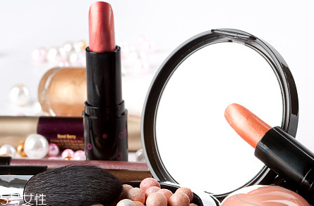 網購卸妝水凍成冰坨，化妝品該怎么保存？