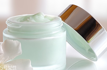 網購卸妝水凍成冰坨，化妝品該怎么保存？